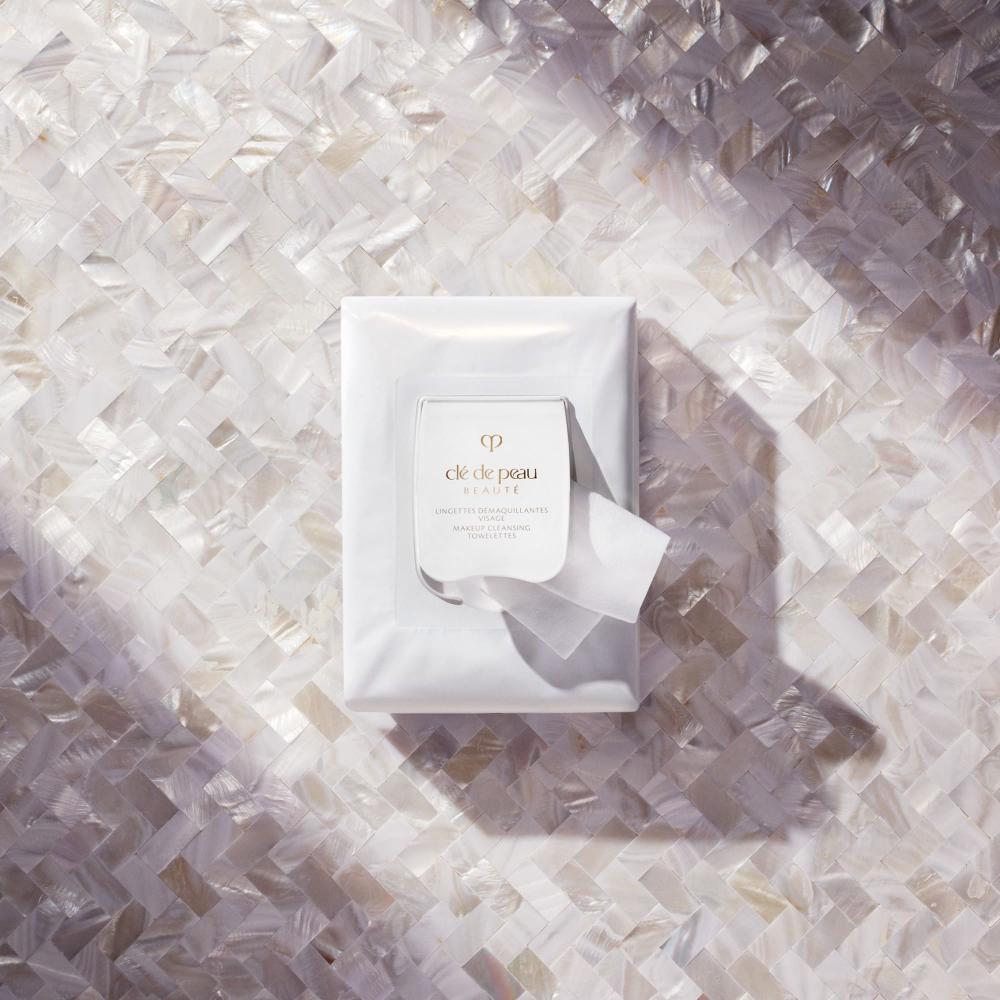Makeup cleansing towelettes