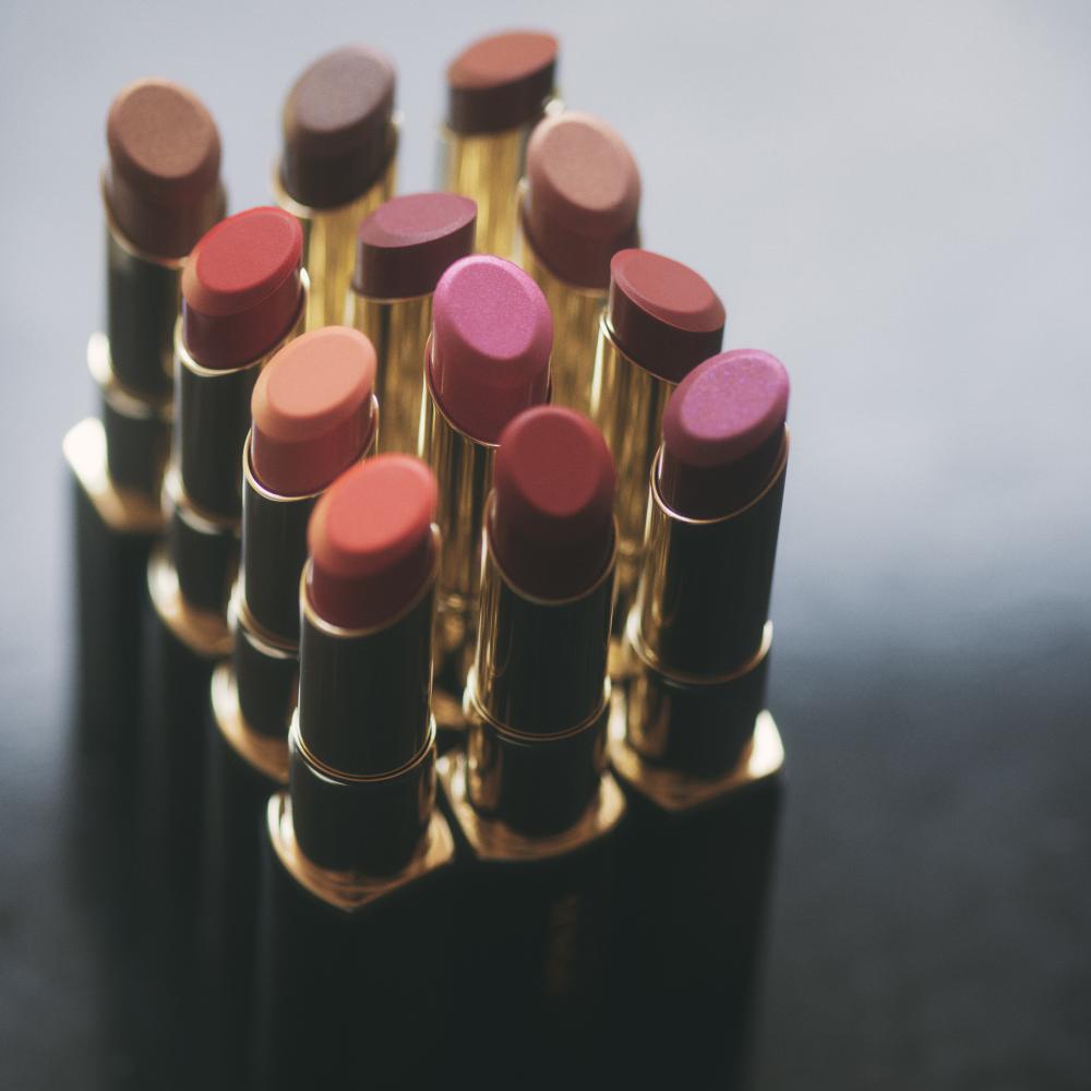 Lasting plump lipstick refill