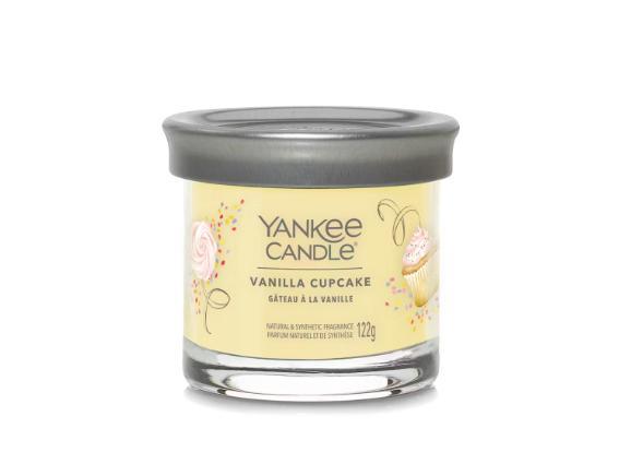 Vanilla cupcake candela